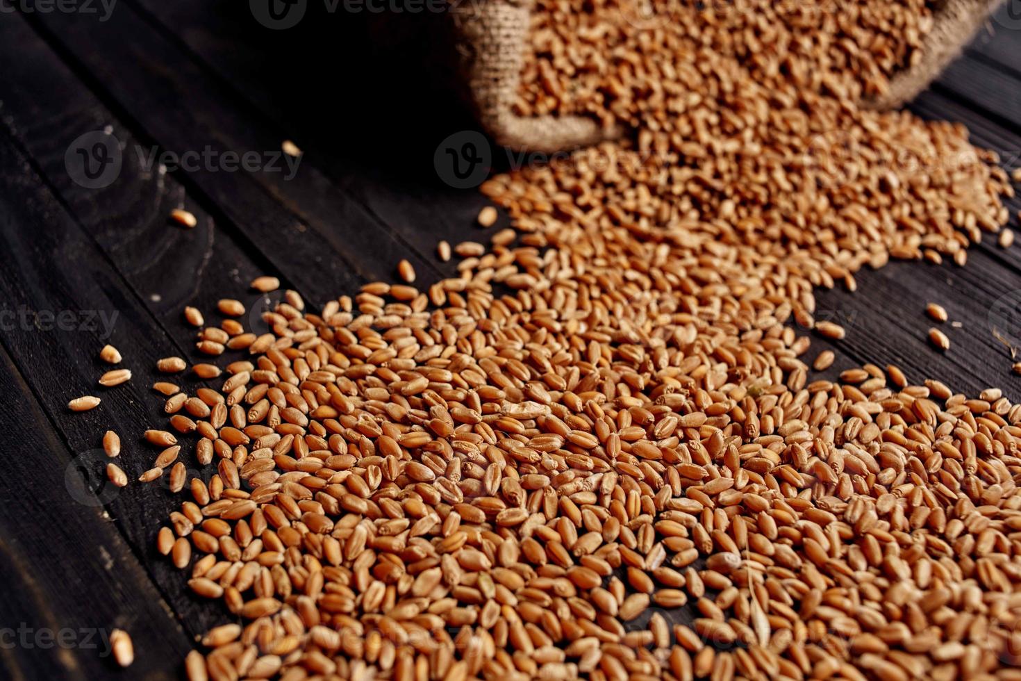 céréales dans une sac nourriture Naturel Ingrédients bois Contexte photo