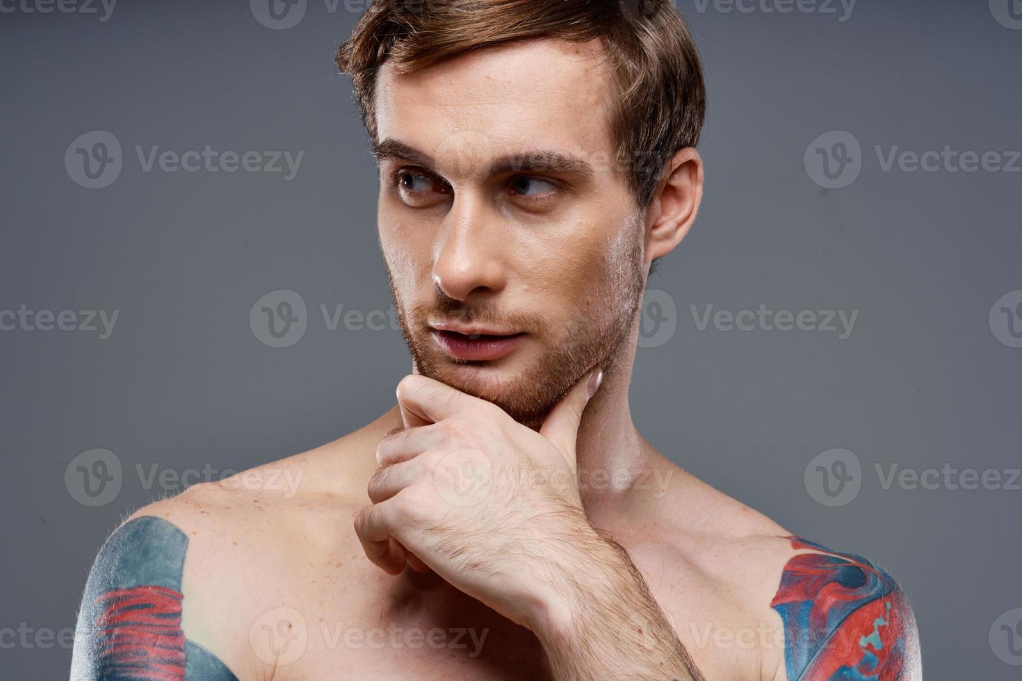 homme avec tatouages nu torse bodybuilder téléphone portrait 22252516 Photo  de stock chez Vecteezy