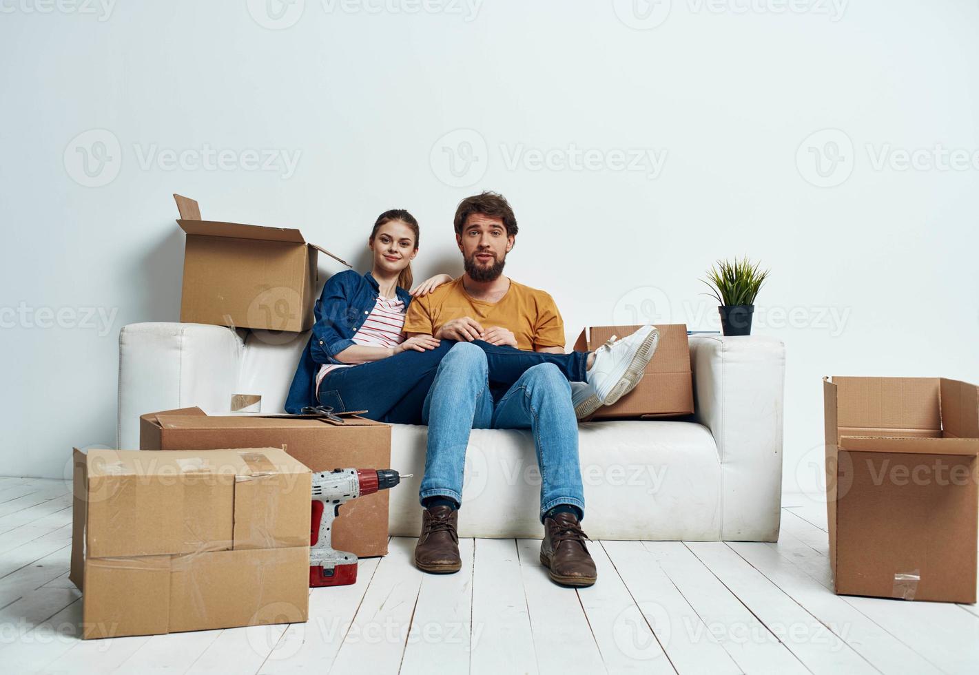 Jeune couple avec des boites de des choses outils pièce intérieur photo