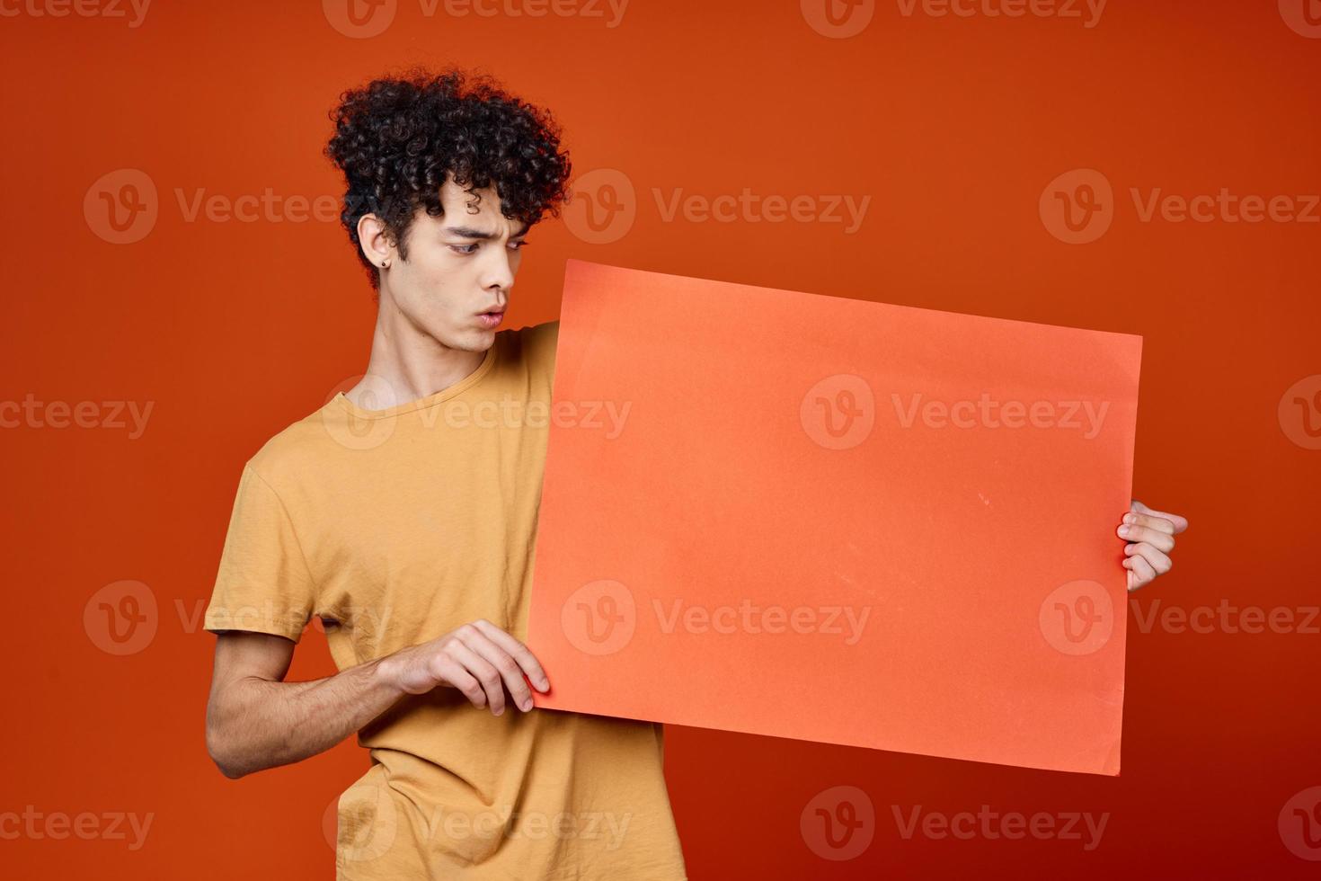 gars avec frisé cheveux en portant une rouge copie espace affiche photo