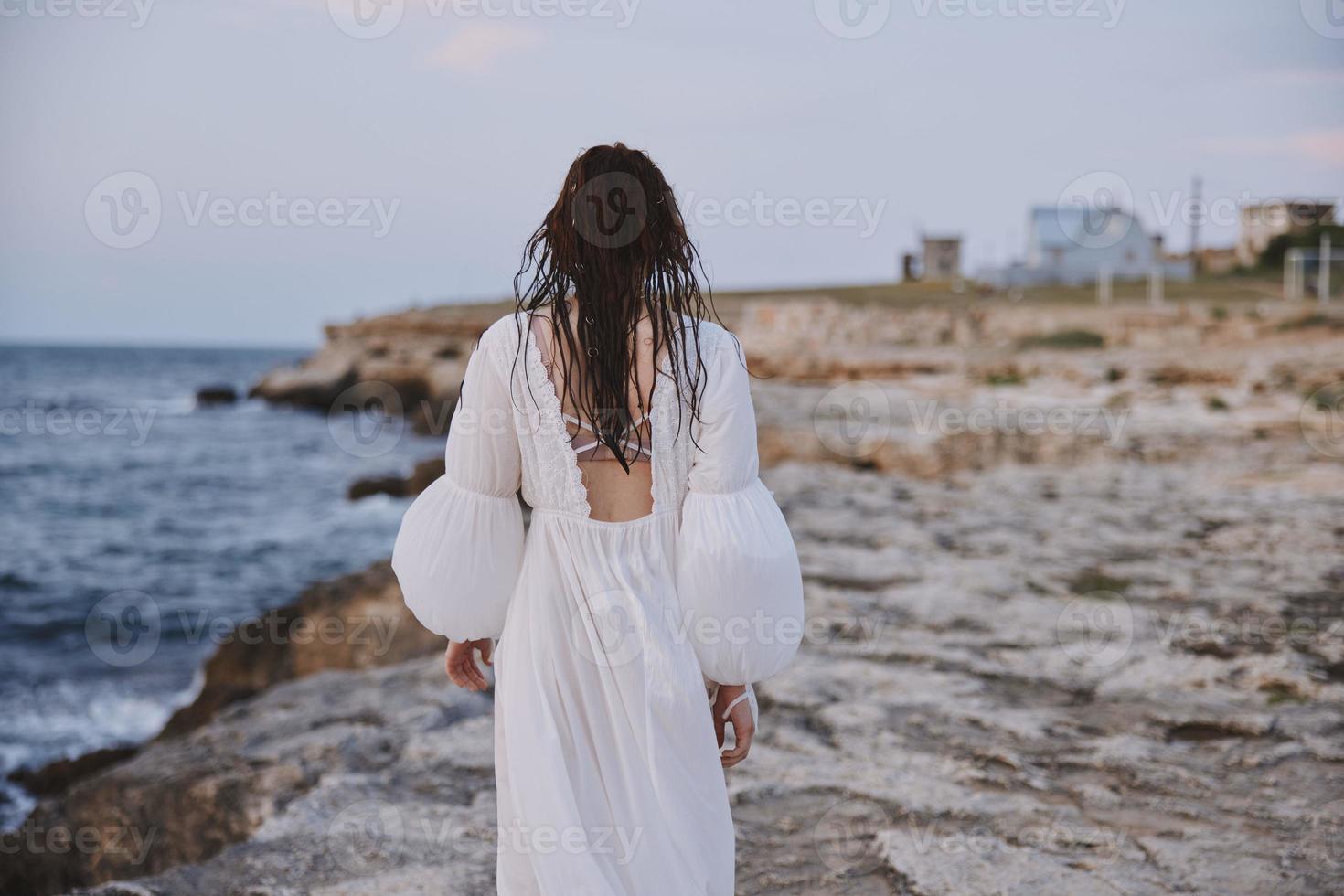 femme dans blanc robe marcher des pierres la nature paysage photo