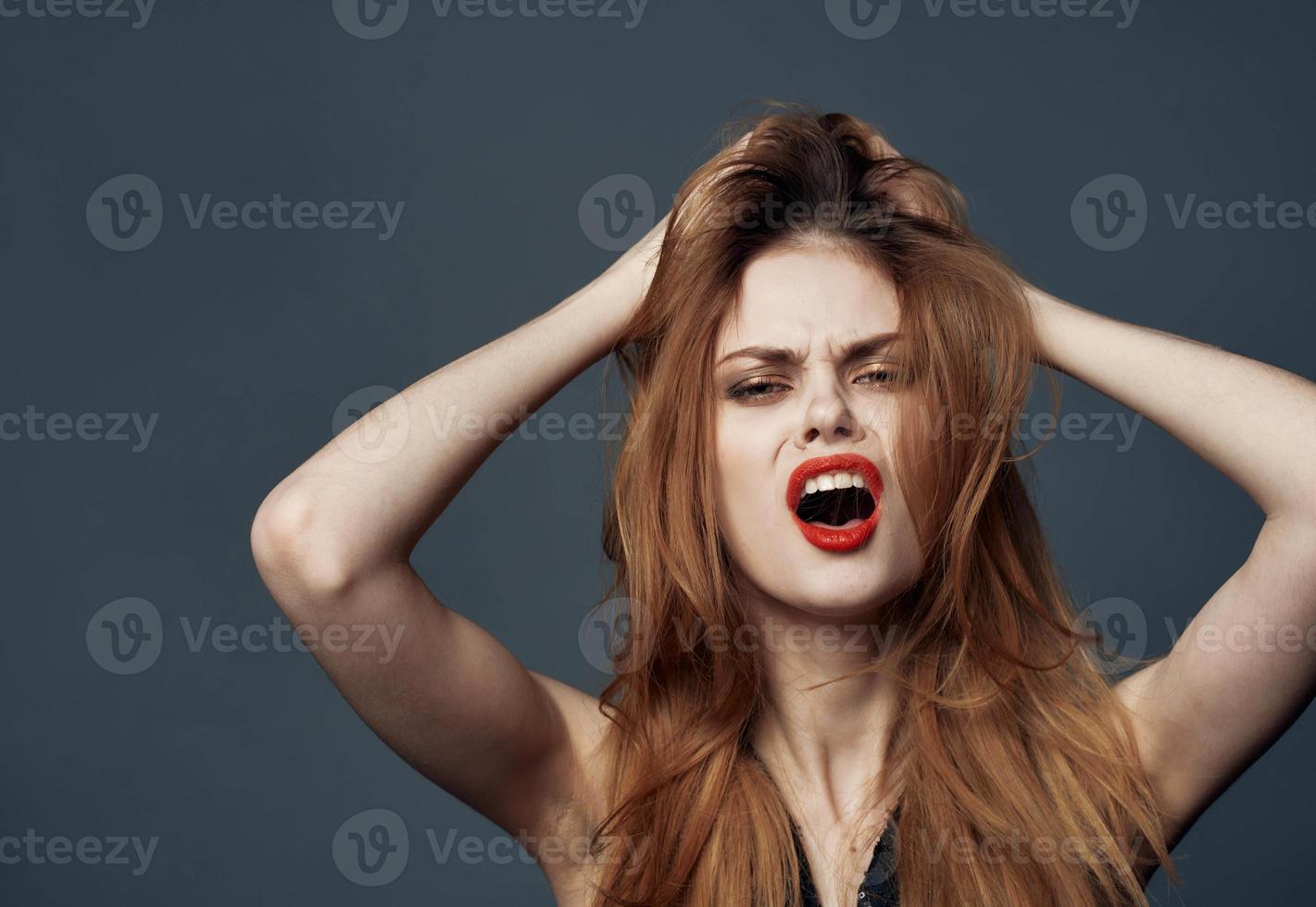 impulsif femme sur une gris Contexte indigné Regardez modèle et noir robe photo