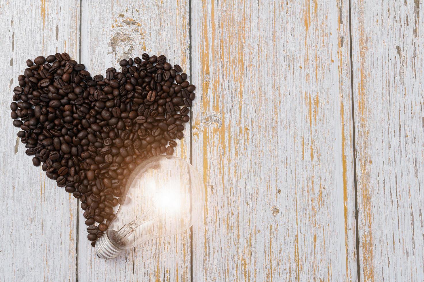 aime boire du café, grains de café en forme de coeur, ampoule émettant de l'énergie photo