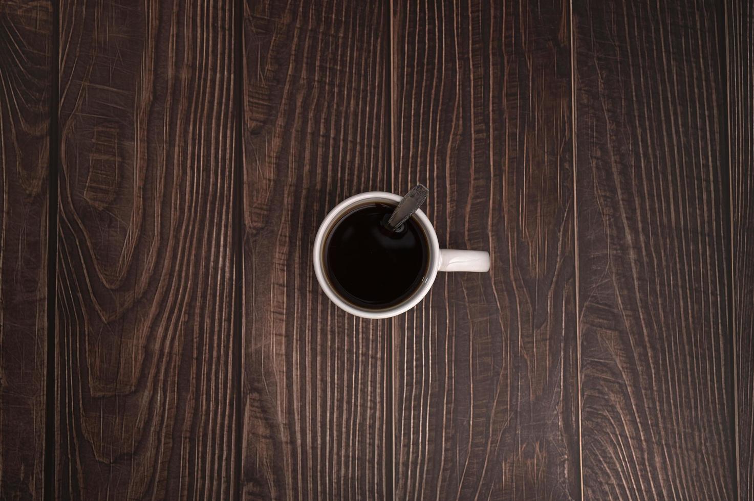 adore boire du café, des tasses à café sont sur la table photo