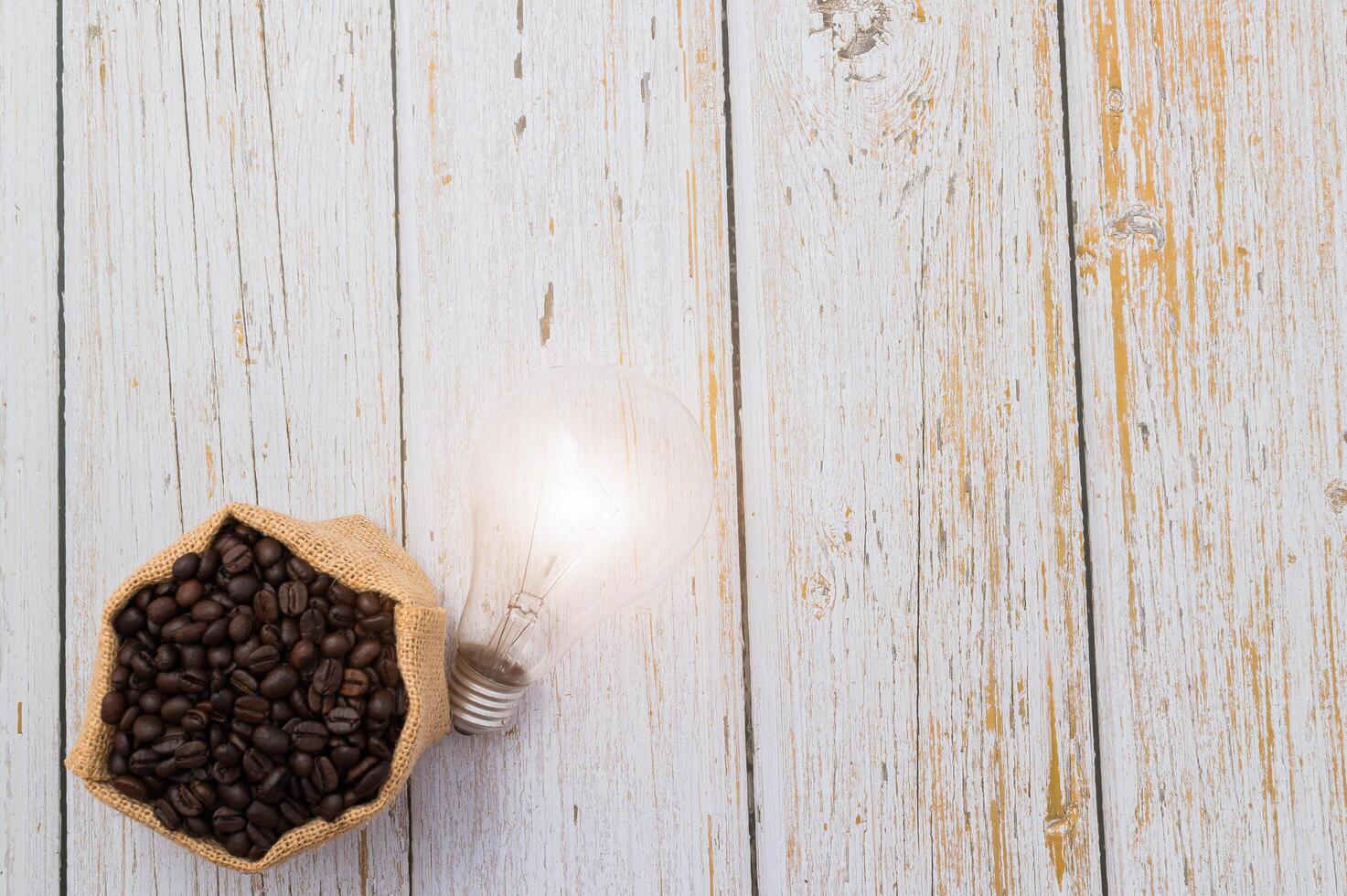 adore boire du café, des grains de café et une ampoule émettant de l'énergie photo