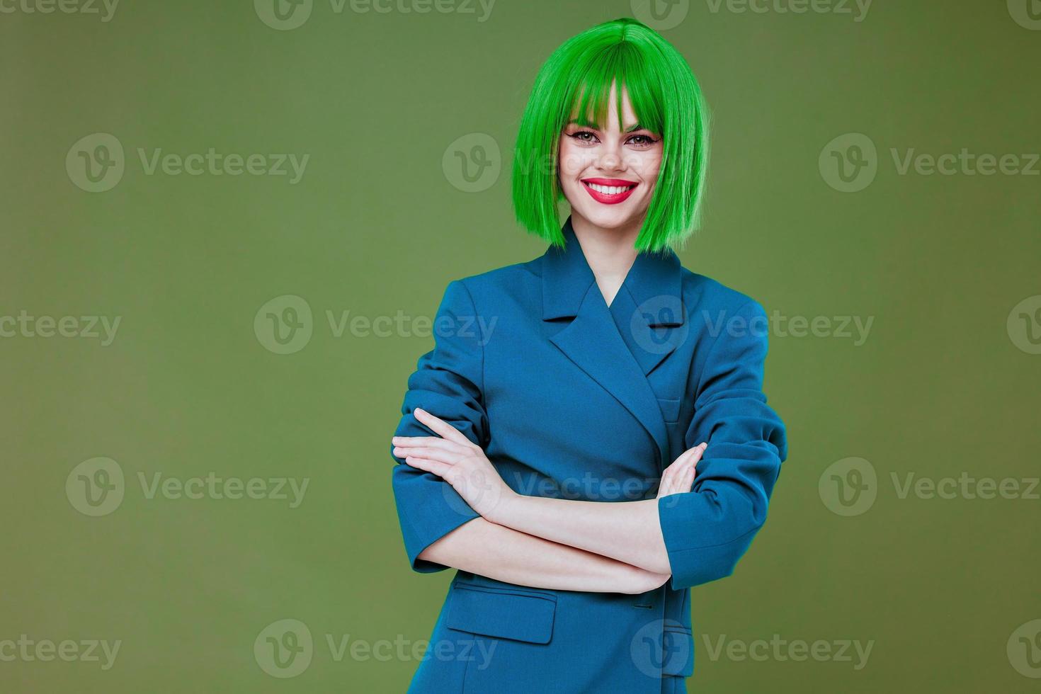 Jeune femme attrayant Regardez vert perruque bleu veste posant Couleur Contexte inchangé photo