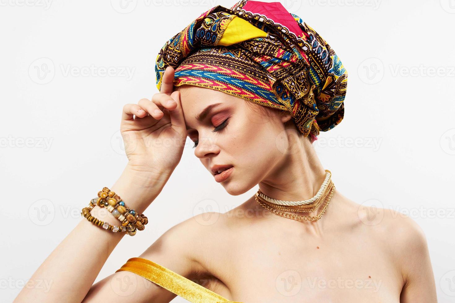 de bonne humeur femme avec multicolore turban sur sa tête décoration posant photo