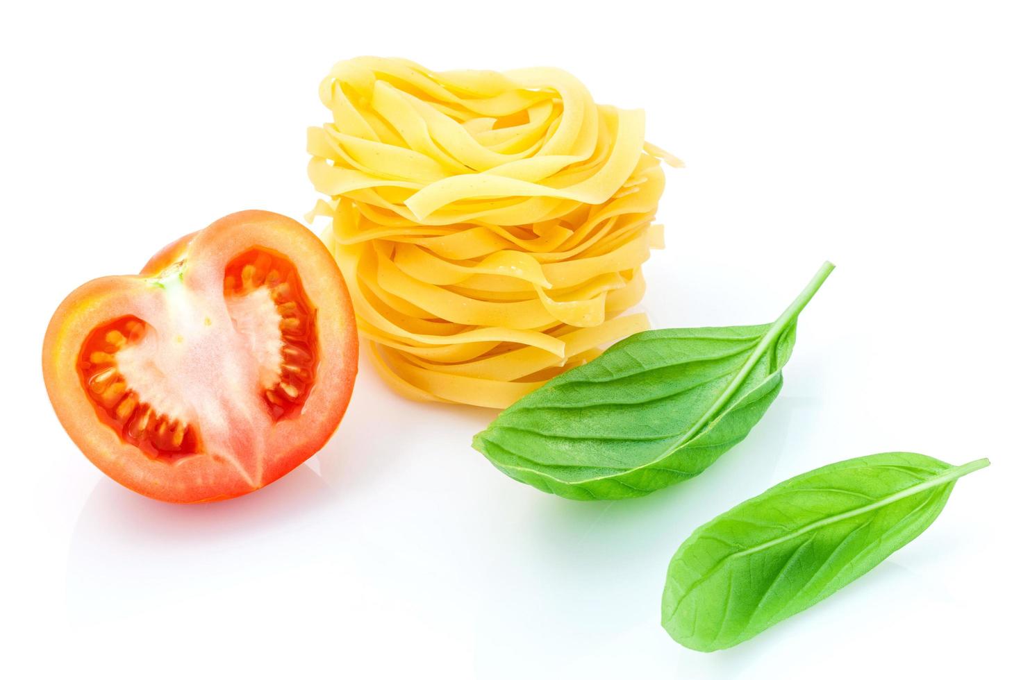 Concept de cuisine italienne de fettuccine à la tomate et basilic doux isolé sur fond blanc photo