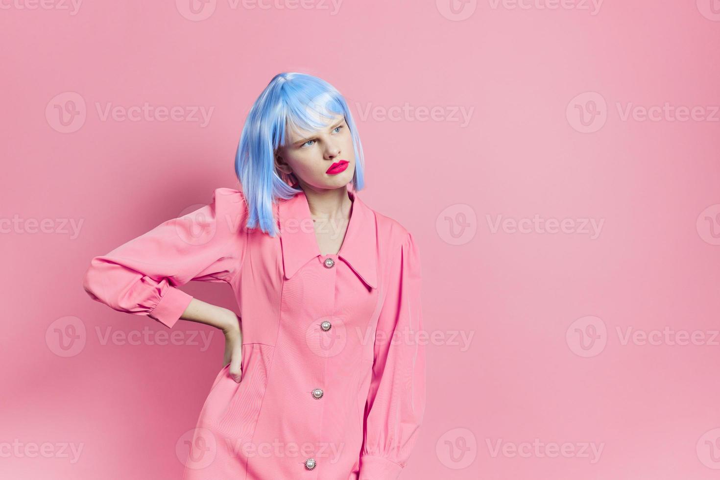 portrait de une femme dans bleu perruque rose robe rouge lèvres rose Contexte photo