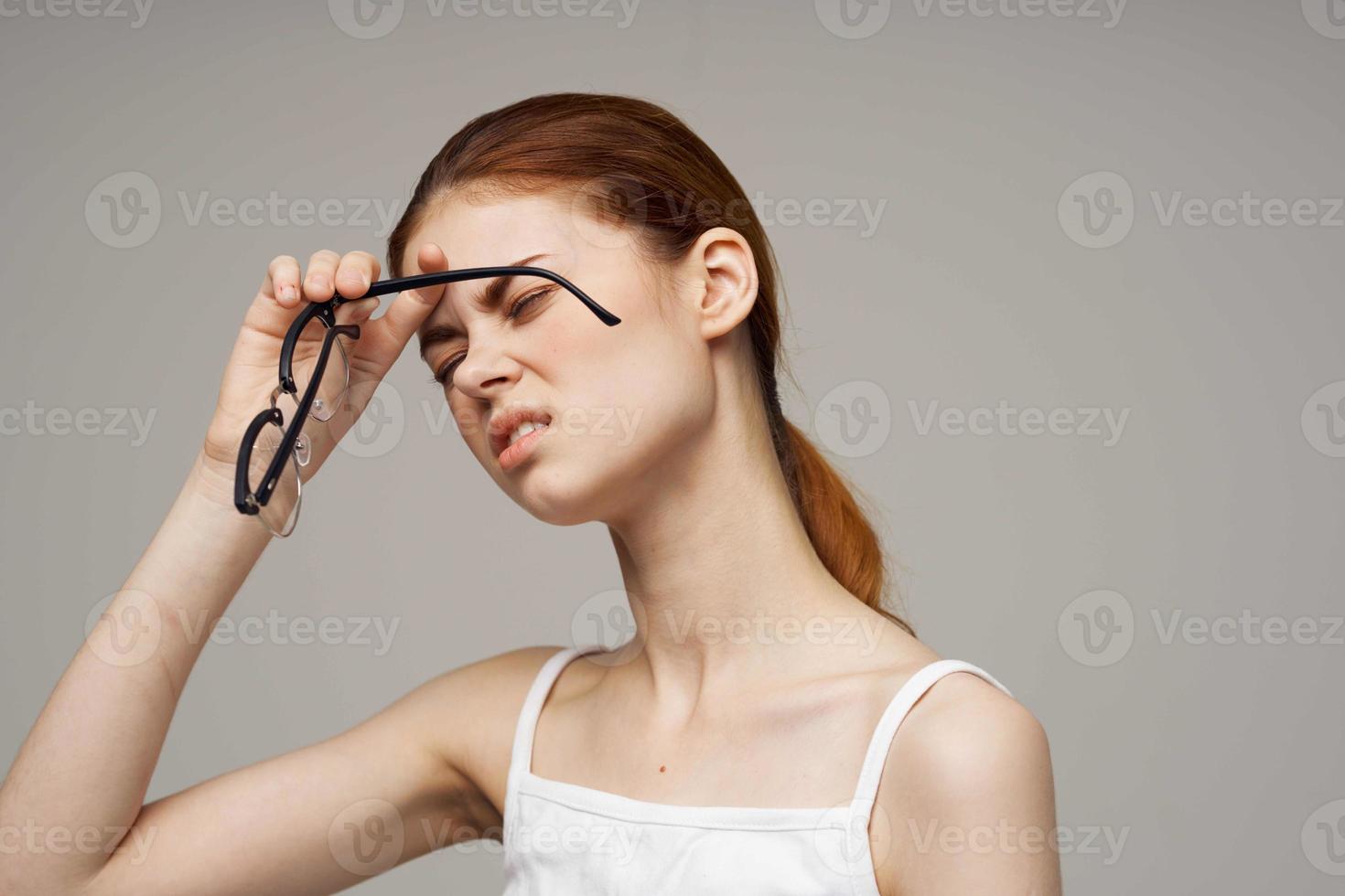 femme dans blanc T-shirt vision problèmes myopie studio traitement photo