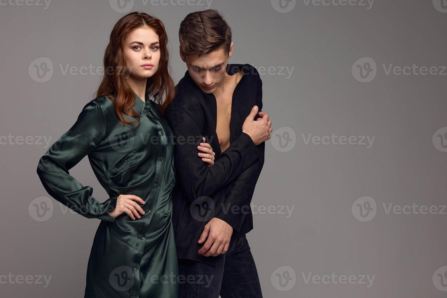 couple dans l'amour portrait homme dans costume et femme dans robe photo