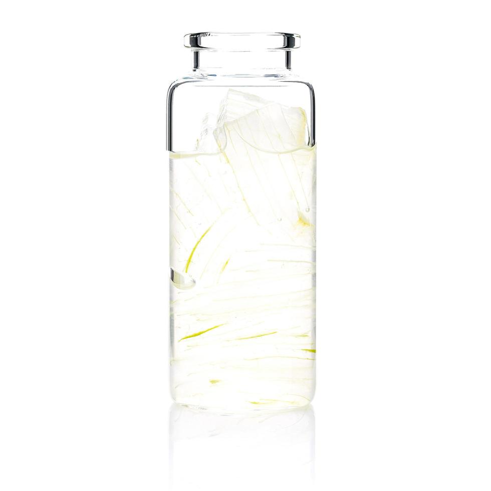 Soins de la peau faits maison avec du gel d'aloe vera dans une bouteille en verre isolé sur fond blanc photo