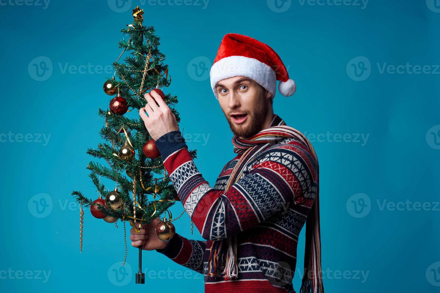 Beau homme dans Nouveau années vêtements La publicité copie espace bleu Contexte photo