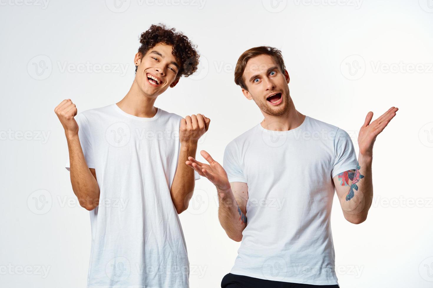 deux Hommes dans blanc t-shirts sont permanent suivant à relation amicale émotions photo