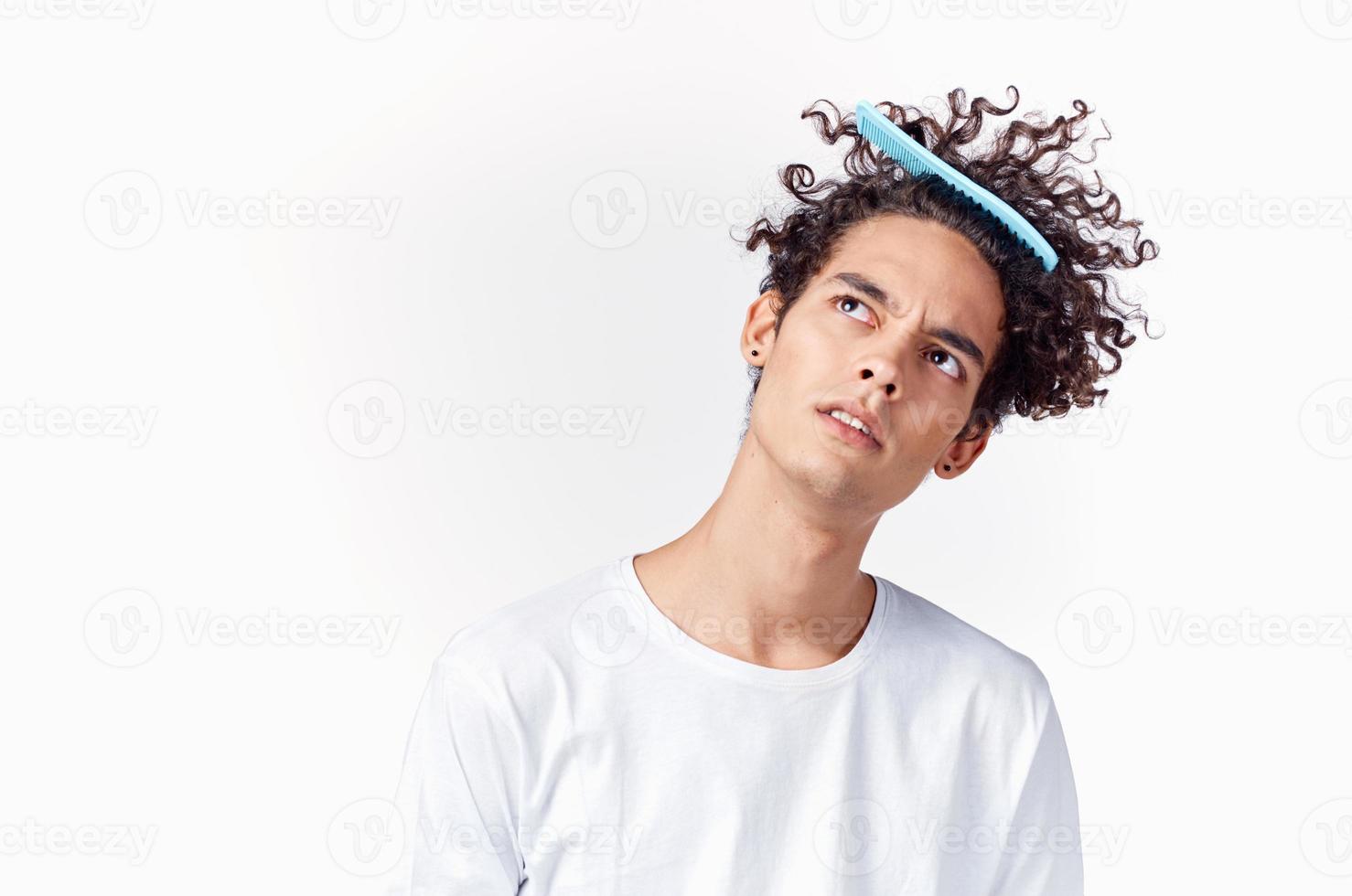 émotif homme avec peigne frisé cheveux fermer photo