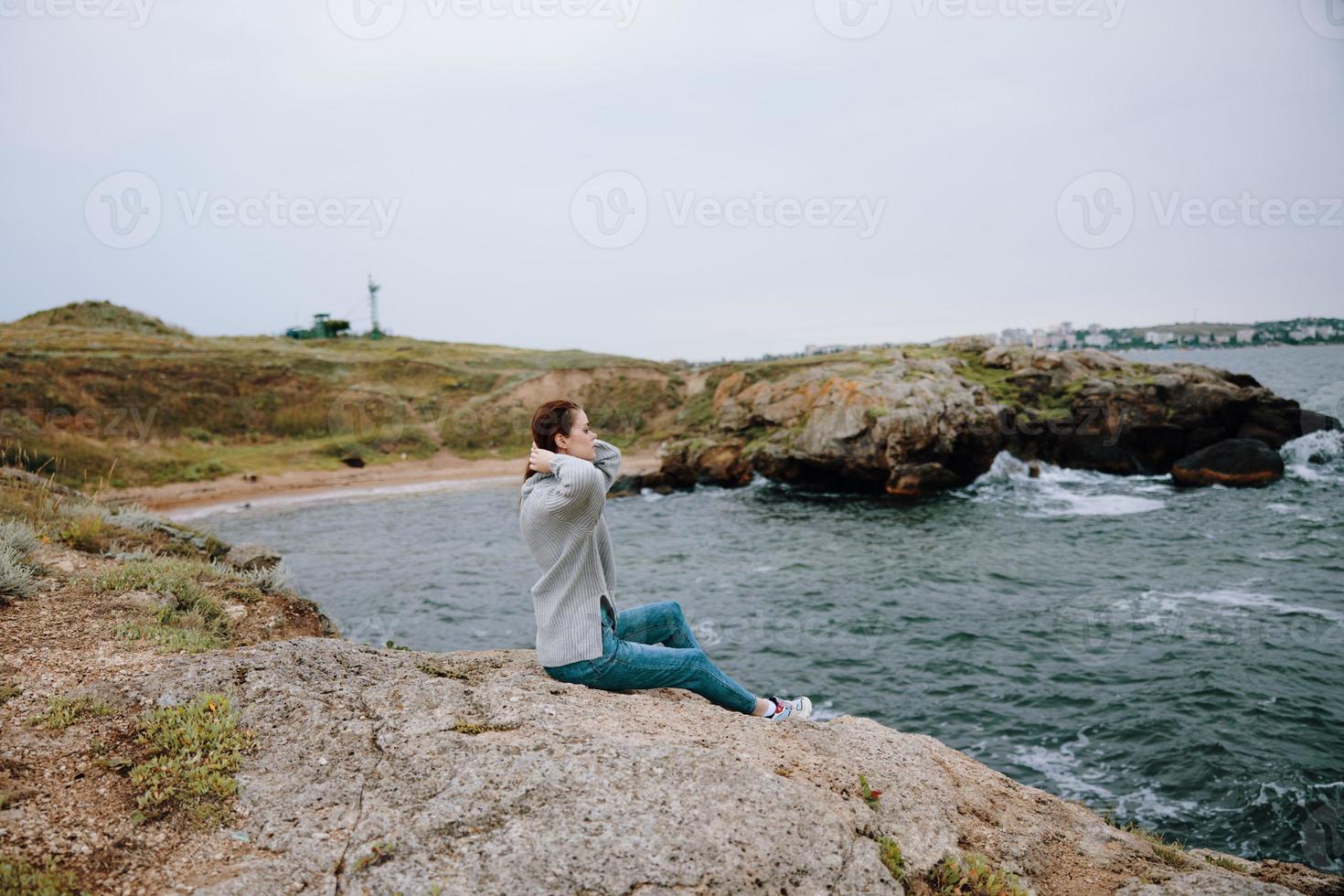 jolie femme chandails nuageux mer admiratif la nature inchangé photo