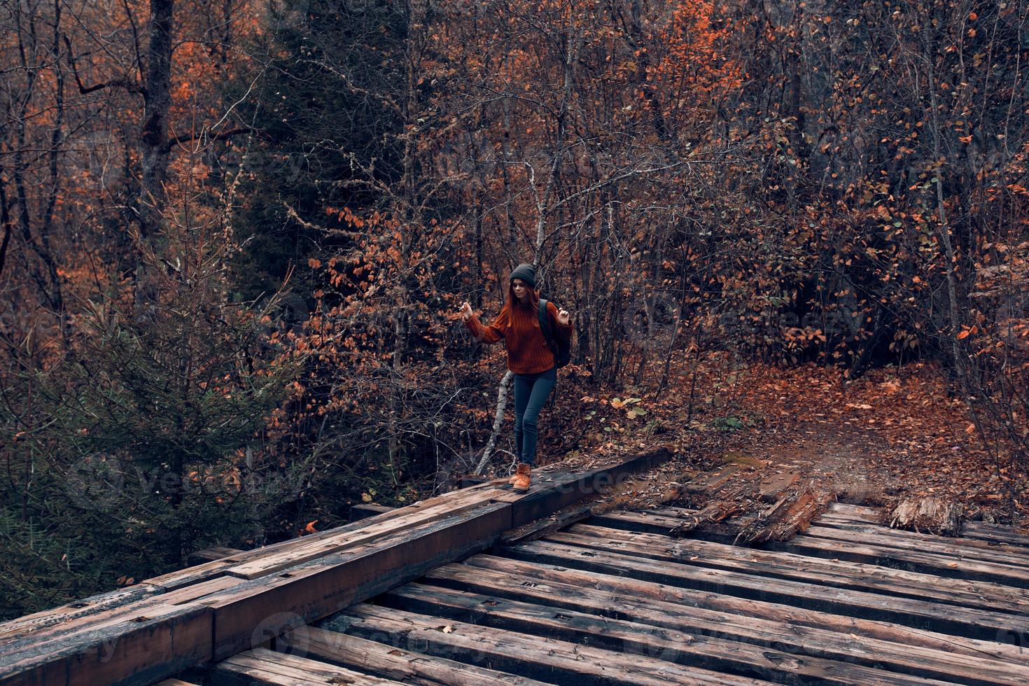 femme touristique des croix le pont plus de le rivière Voyage dans l'automne photo