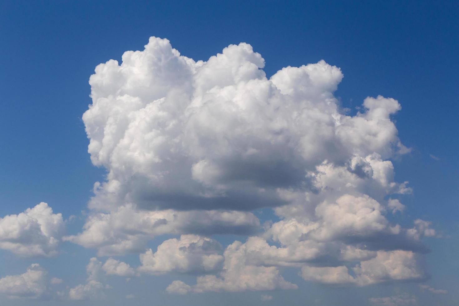 vue sur cumulus des nuages dans une bleu ciel photo