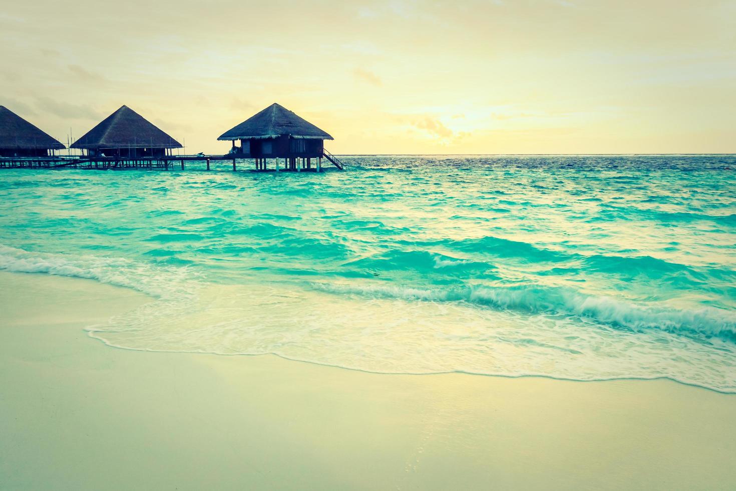 coucher de soleil sur l'île des maldives photo