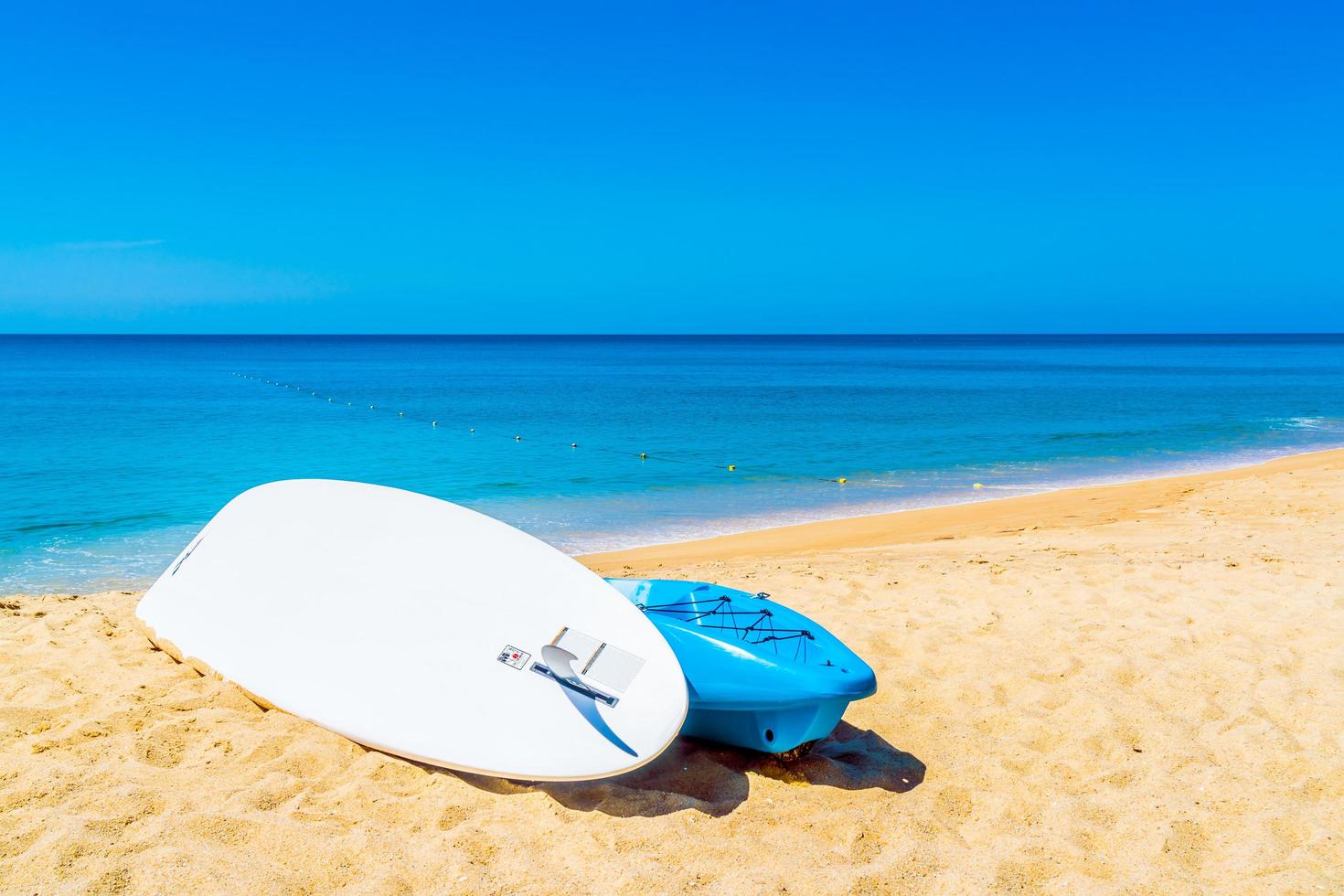 bateau de kayak sur la plage photo