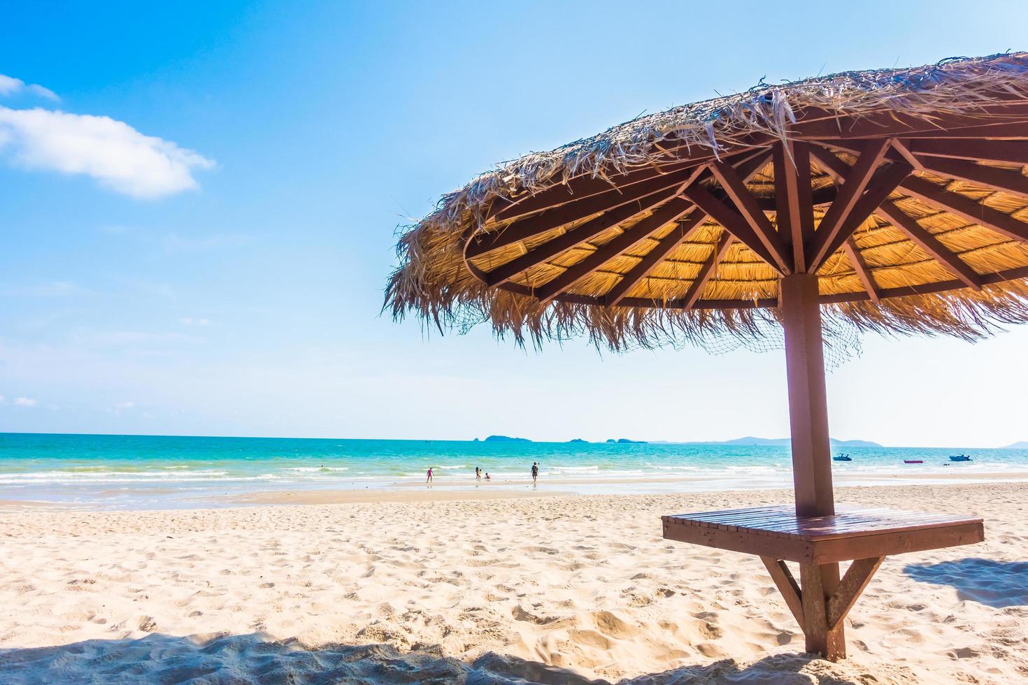 parapluie sur la plage photo