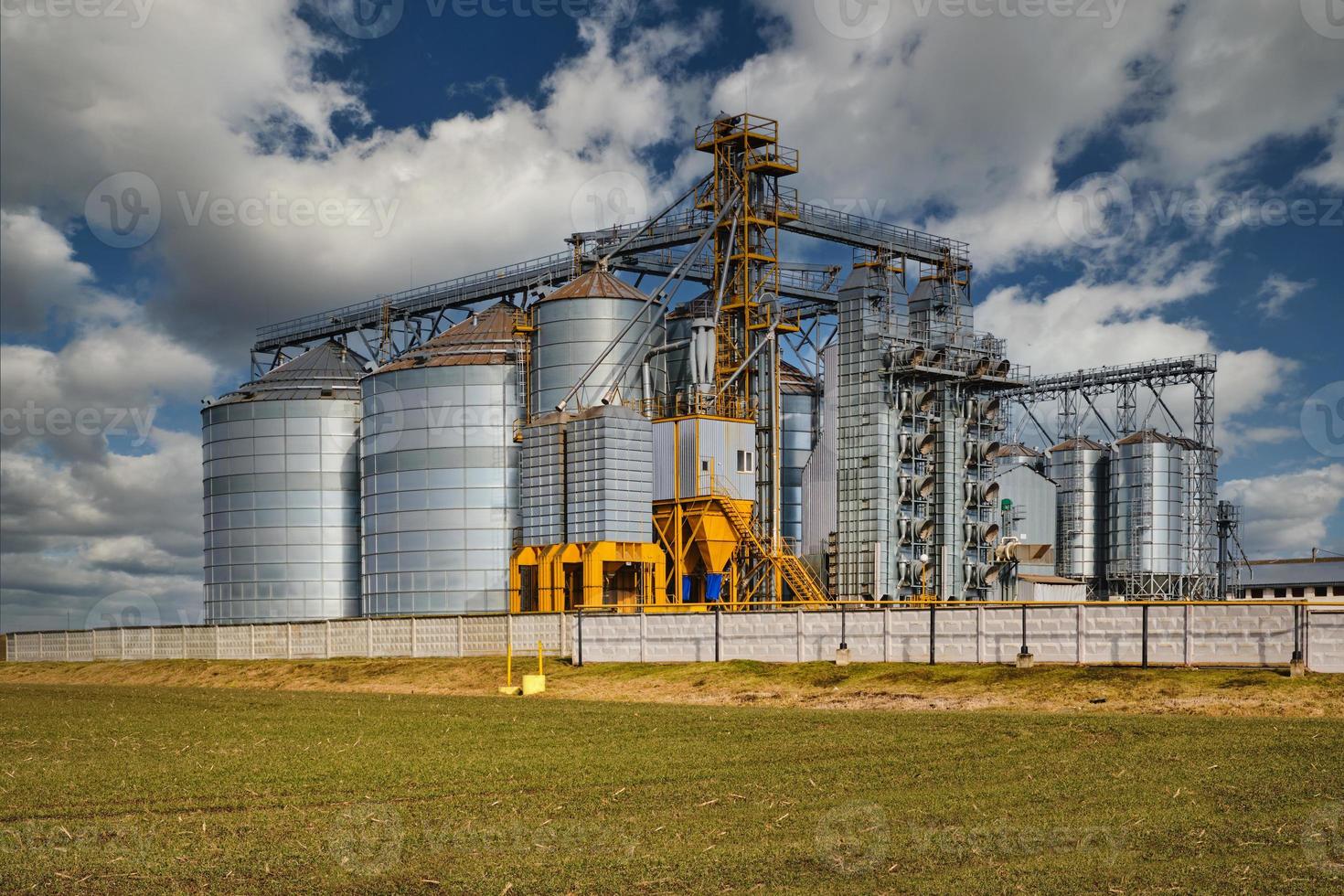 agro silos sur agro-industriel complexe et grain séchage et des graines nettoyage doubler. photo