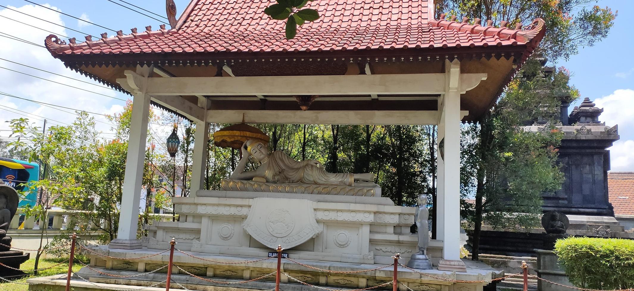 magelang, central Java, Indonésie, 2023 - mendut bouddhiste monastère, une en train de dormir Bouddha statue bâtiment. une endroit où les moines et bouddhistes méditer photo