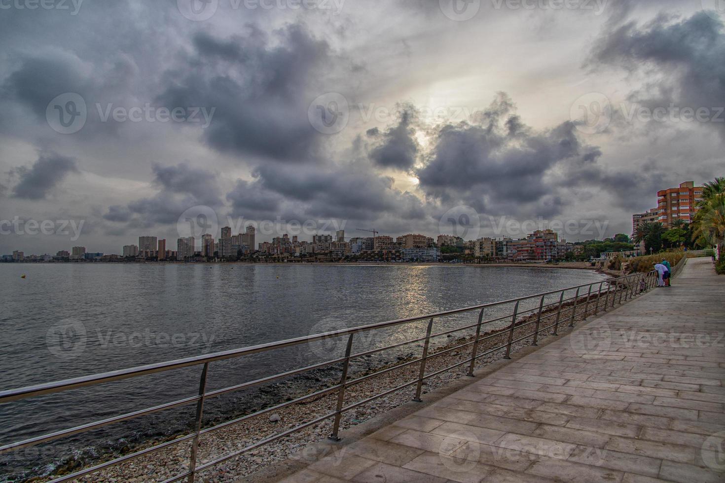 bord de mer paysage avec le coucher du soleil alicante Espagne avec des nuages dans le ciel photo