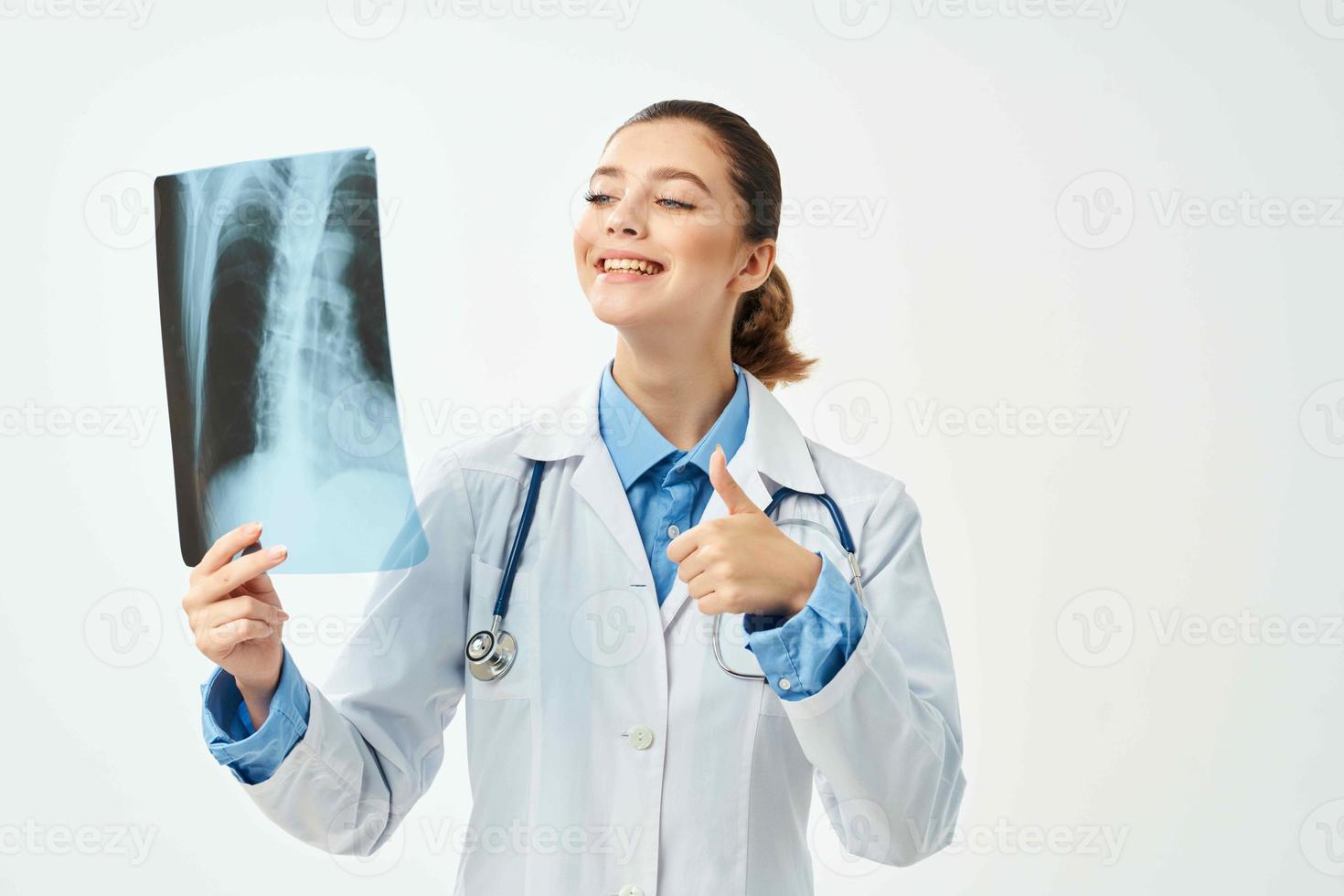 de bonne humeur femme médecin dans blanc manteau radiographie émotion diagnostic photo