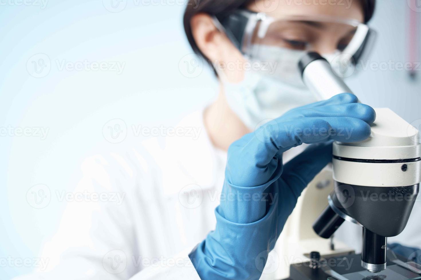 femme dans blanc manteau microscope biotechnologie science recherche photo