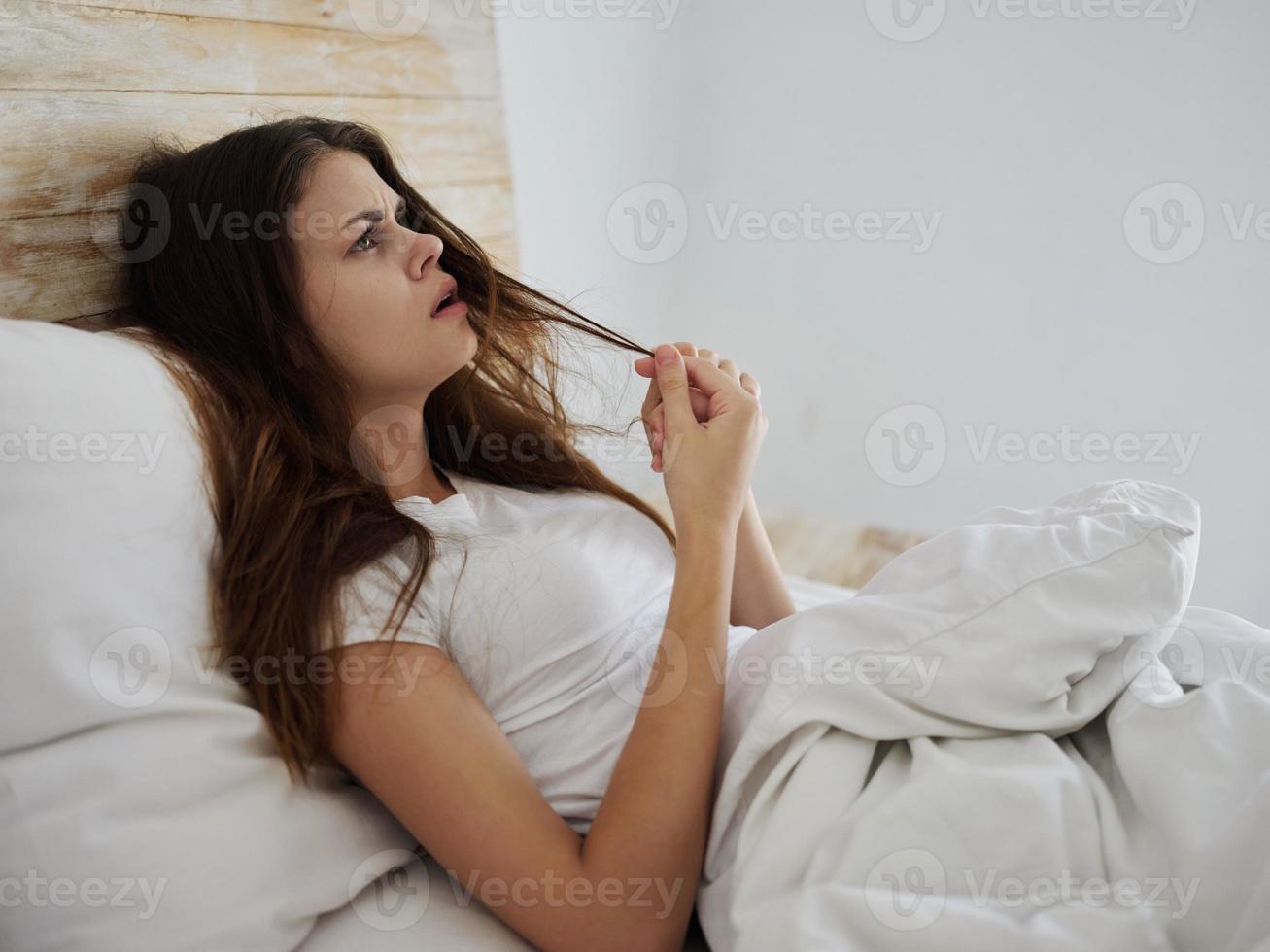 femme mensonge dans lit en portant cheveux santé problèmes haute fièvre photo