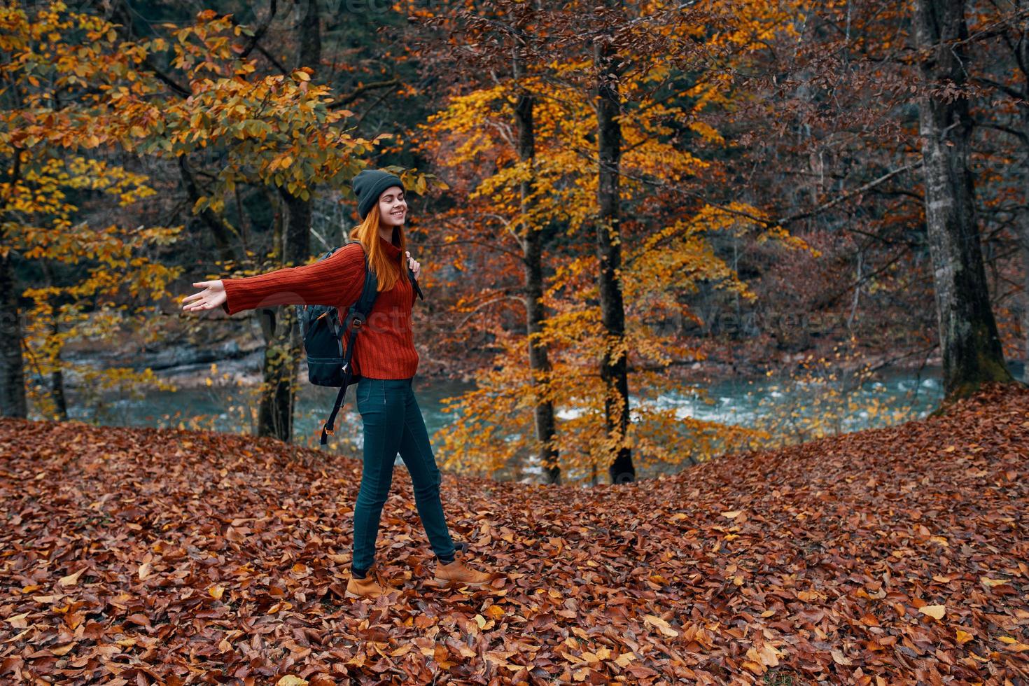 femme dans plein croissance en marchant dans le parc dans l'automne dans la nature près le rivière photo