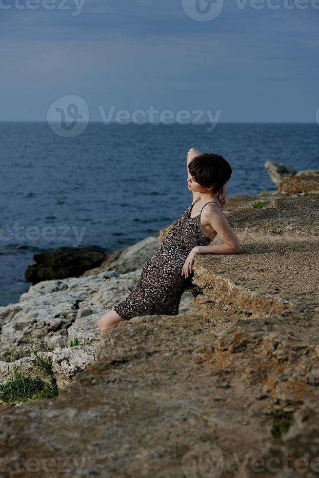 jolie femme moderne la nature luxe posant liberté mode de vie photo