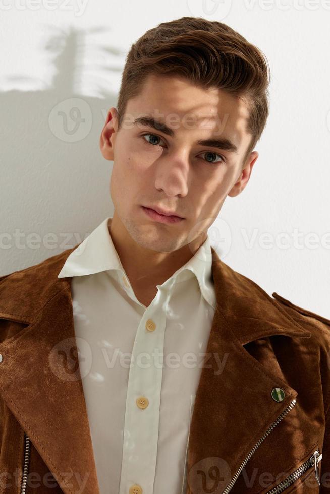 élégant homme portant marron veste fermer portrait de face vue photo
