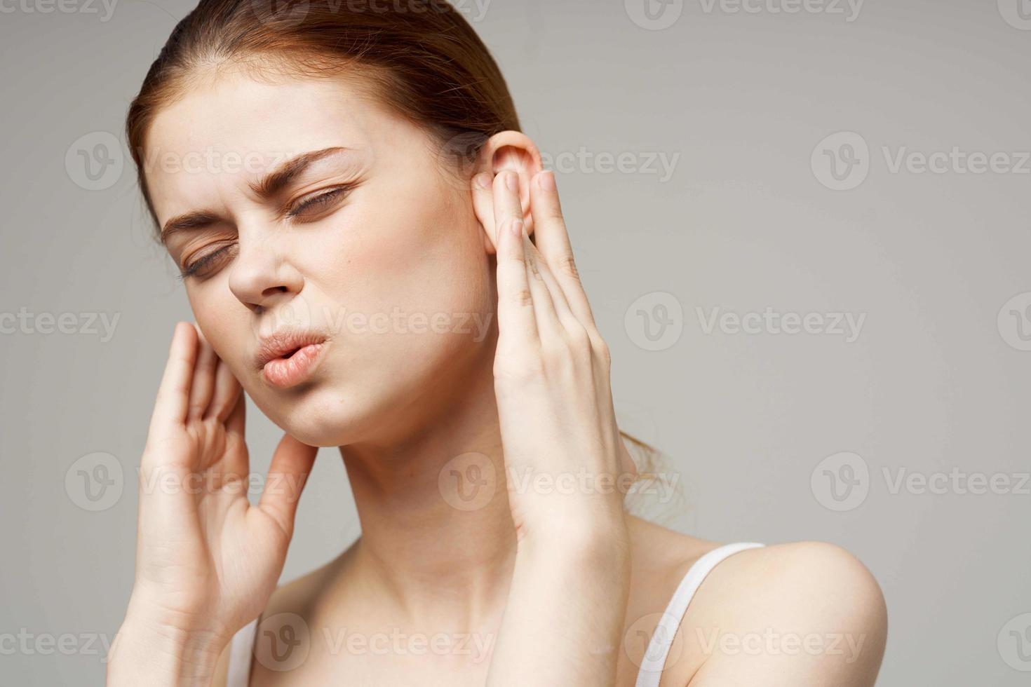 malade femme oreille douleur otite médias santé problèmes infection lumière Contexte photo