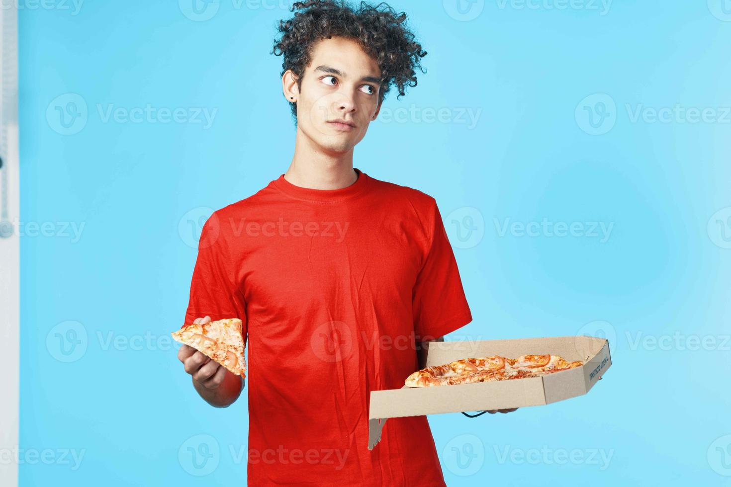 gars avec frisé cheveux oiseau dans mains vite nourriture livraison photo