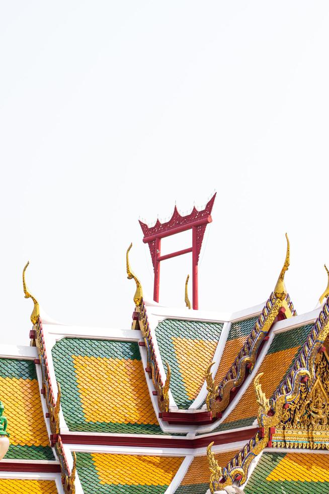 Bangkok, Thaïlande, 2023. vue de géant balançoire dans wat suthat thep wararam. religieux historique monument de Thaïlande. photo