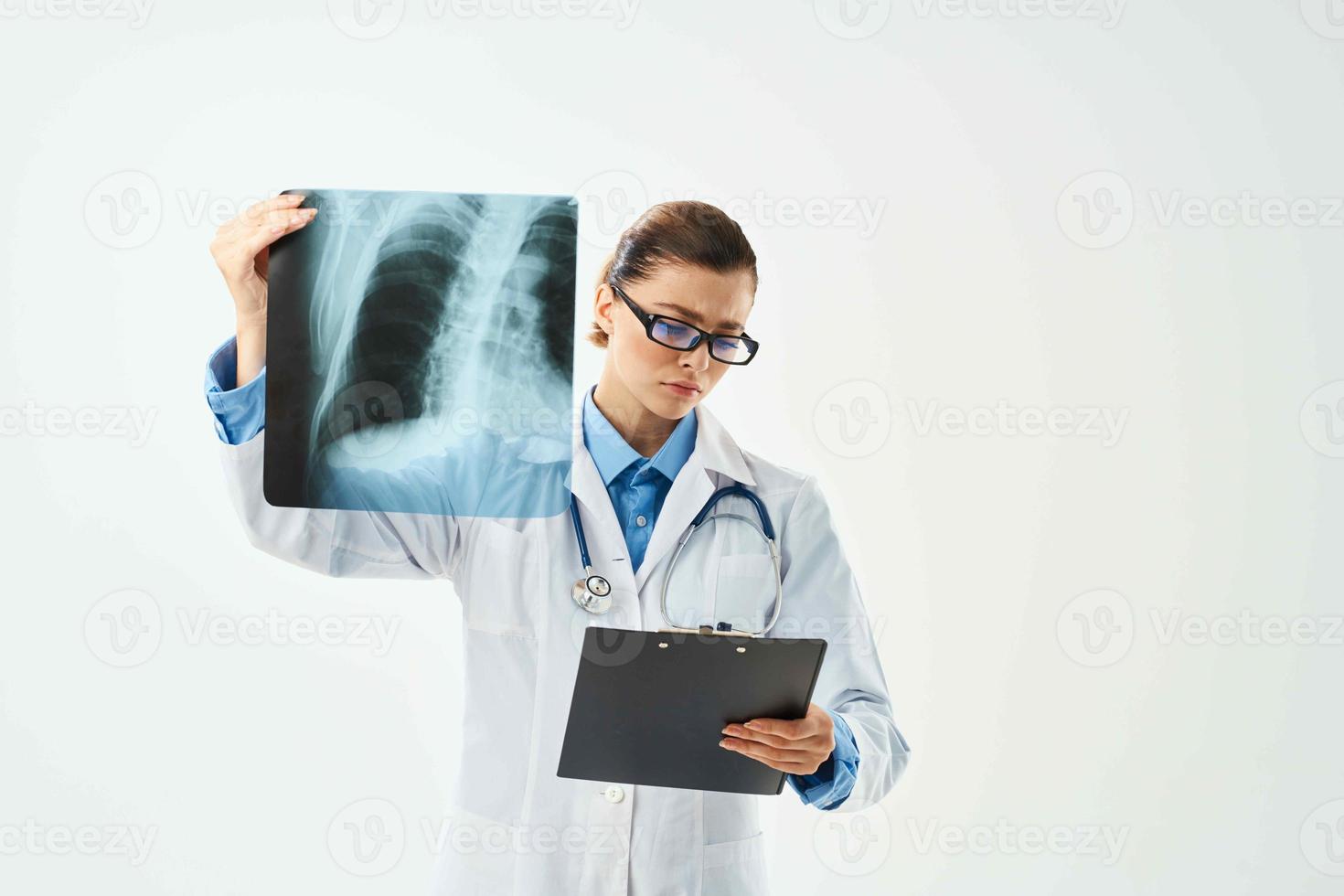 le radiologue regards à le radiographie diagnostic à une professionnel le résultats photo