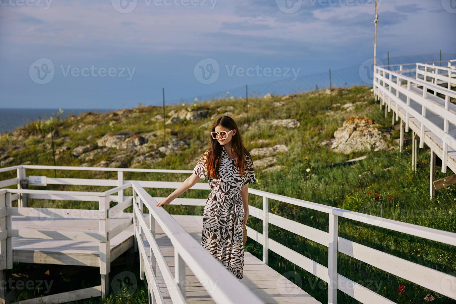 portrait de une femme promenade en plein air des loisirs paysage content femelle relaxant photo