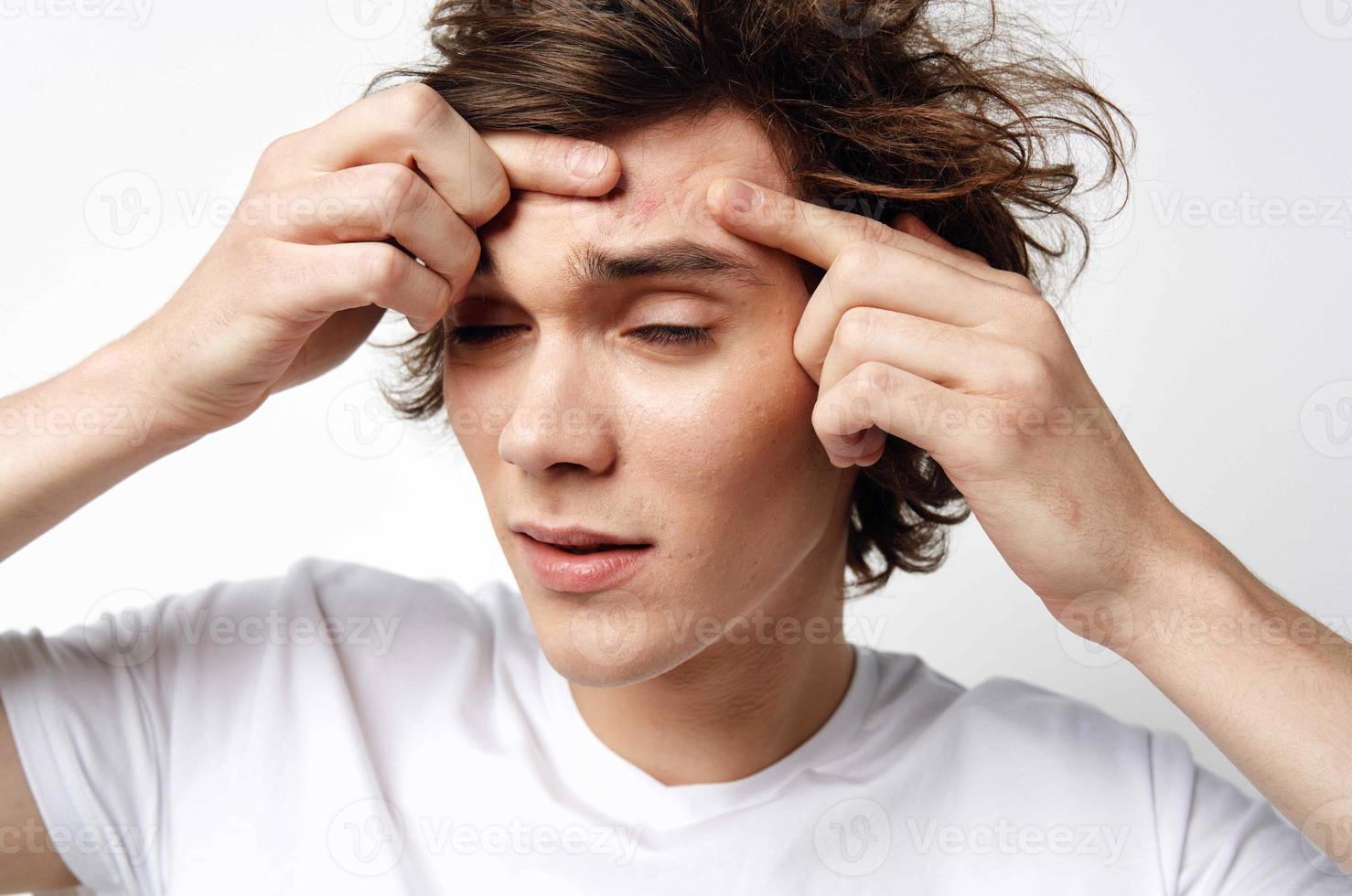 gars avec ébouriffé cheveux boutons sur le visage adolescent peau problèmes photo