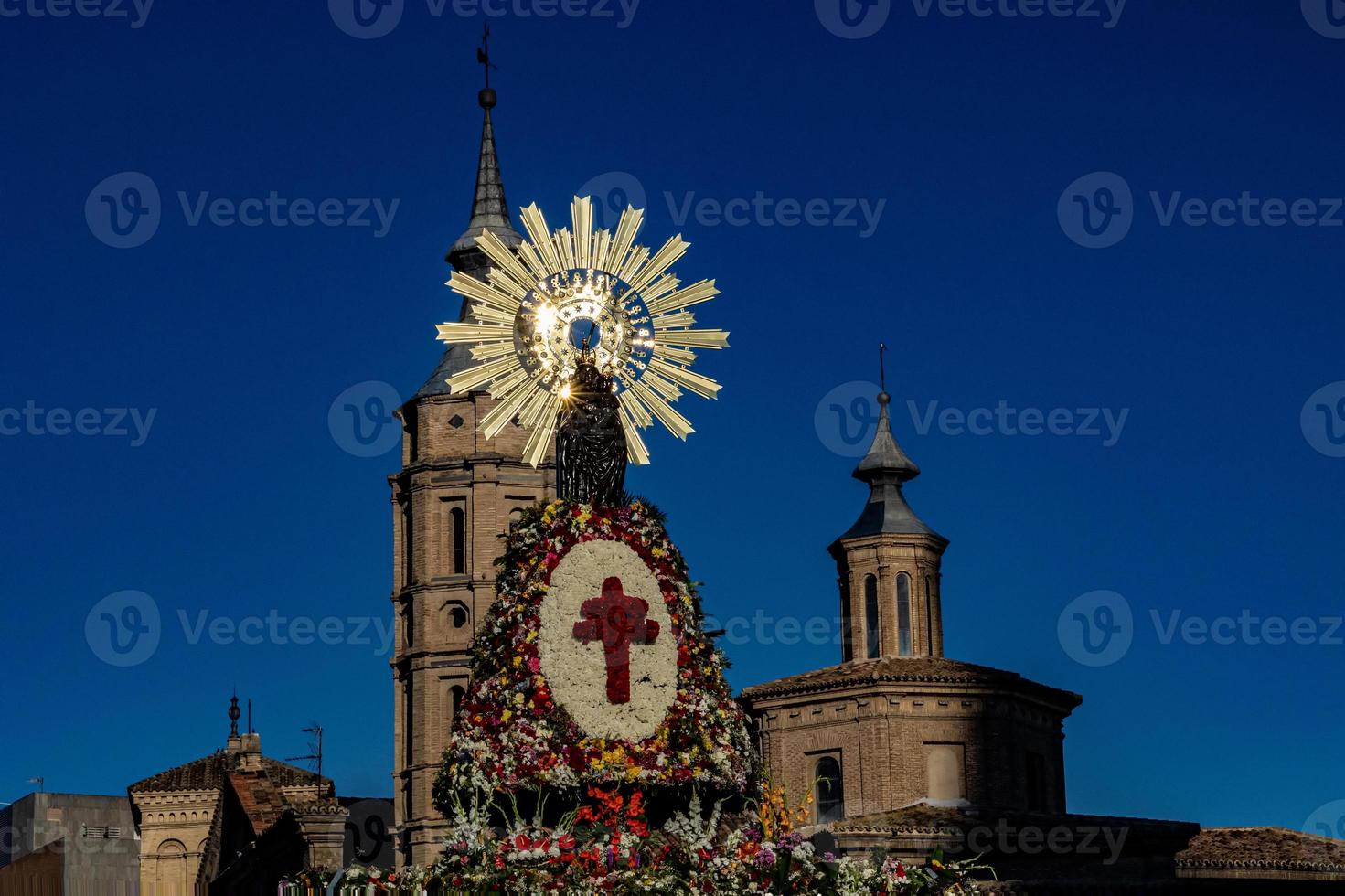 Christian fête dans Saragosse, Espagne, dans le octernik firga dans fleurs contre le ciel photo
