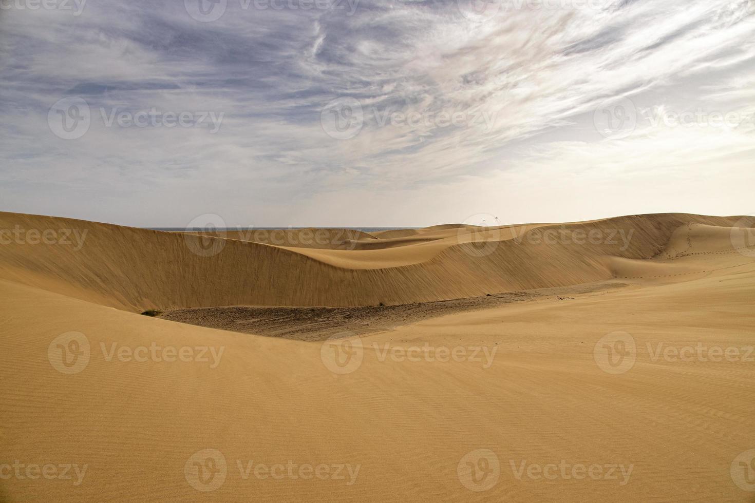 été désert paysage sur une chaud ensoleillé journée de maspalomas dunes sur le Espagnol île de gran Canaria photo