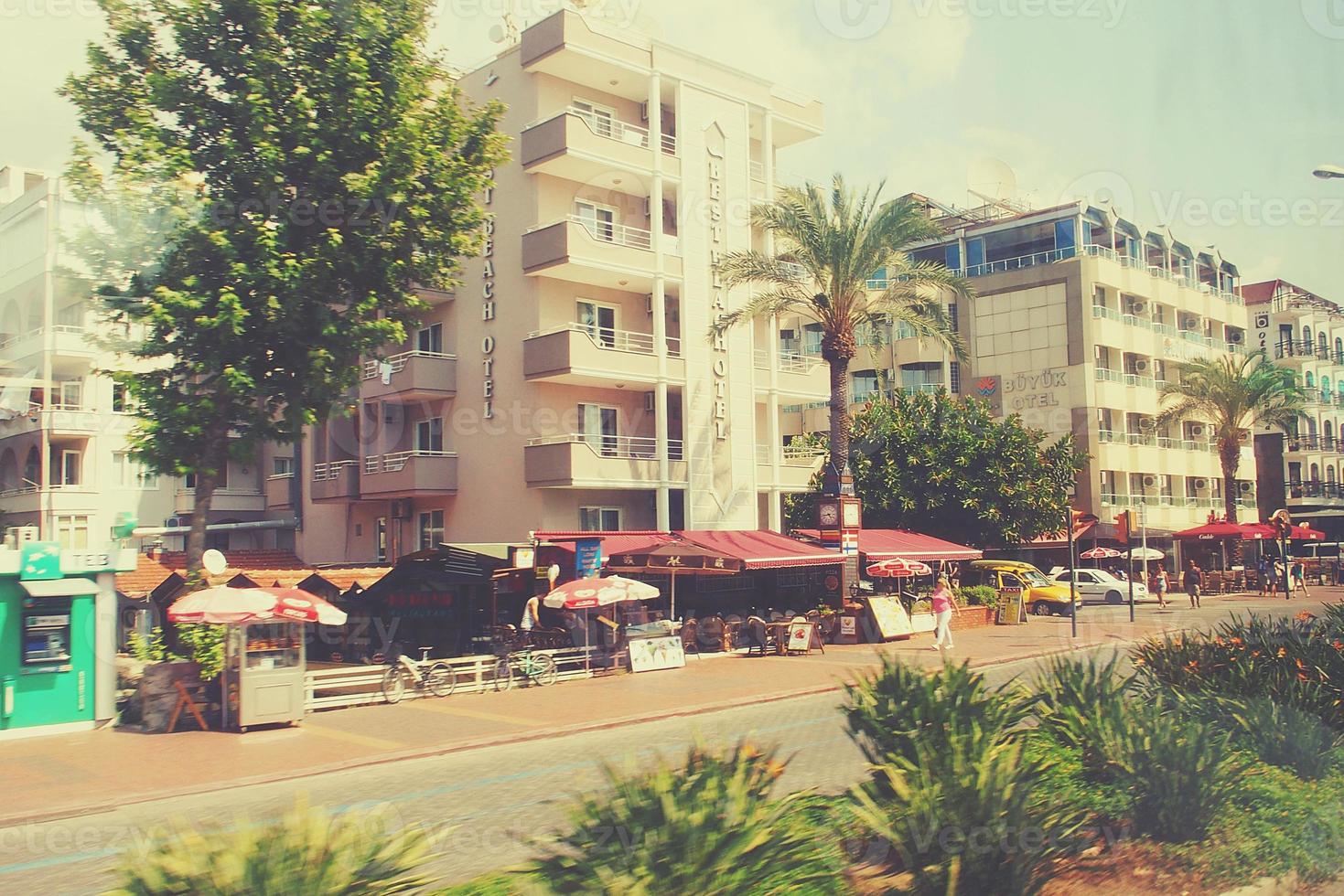 intéressant original turc des rues et Maisons dans le ville de Alanya photo