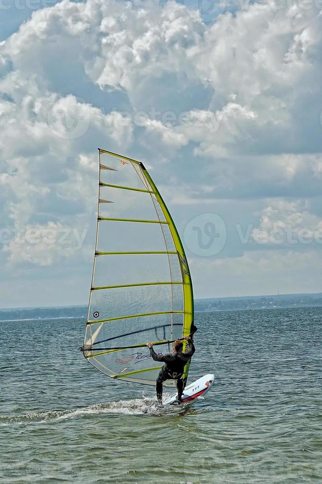 planche à voile sur le baie de puca sur le baltique mer photo