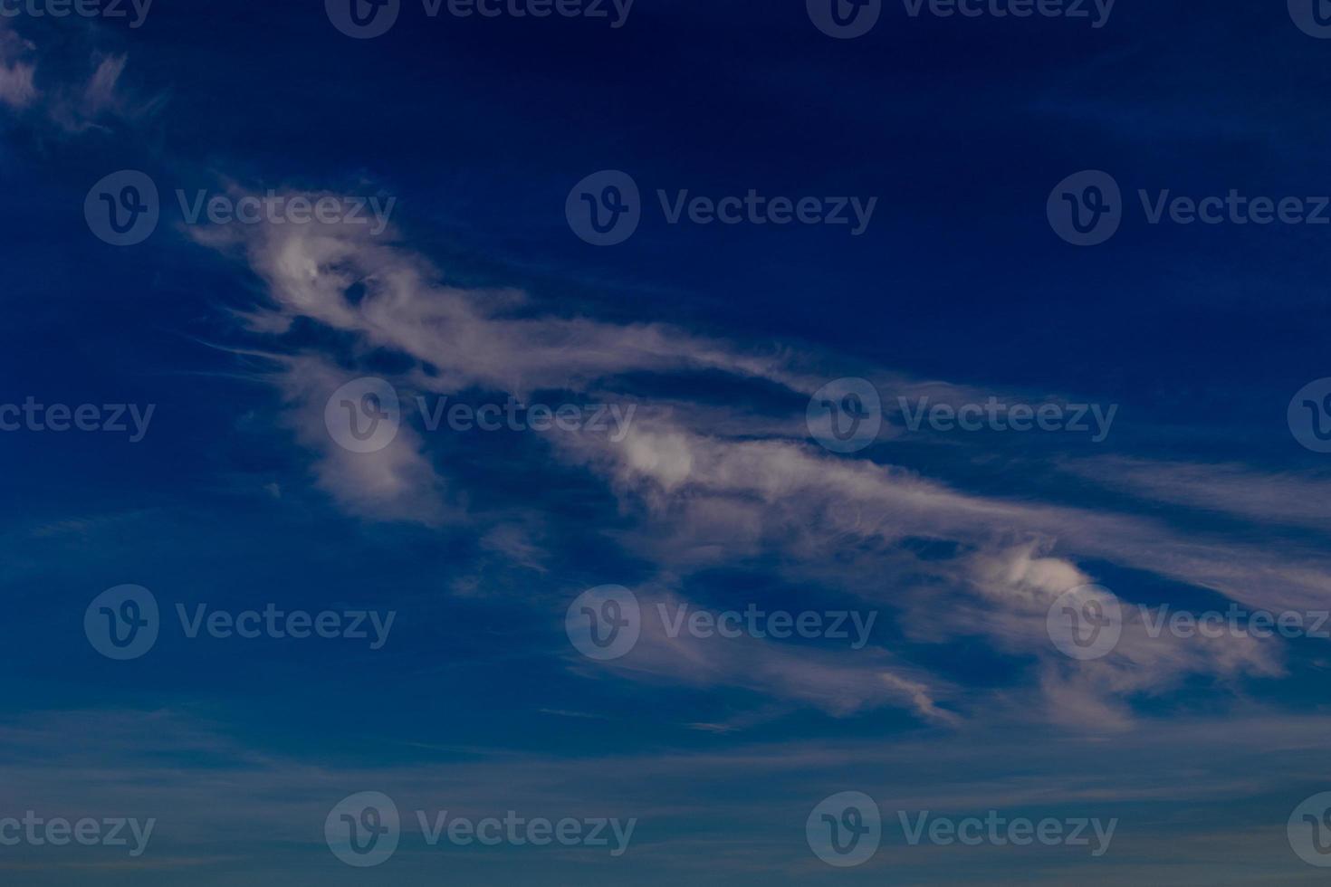 Contexte petit blanc été nuage contre le bleu ciel minimaliste paysage photo