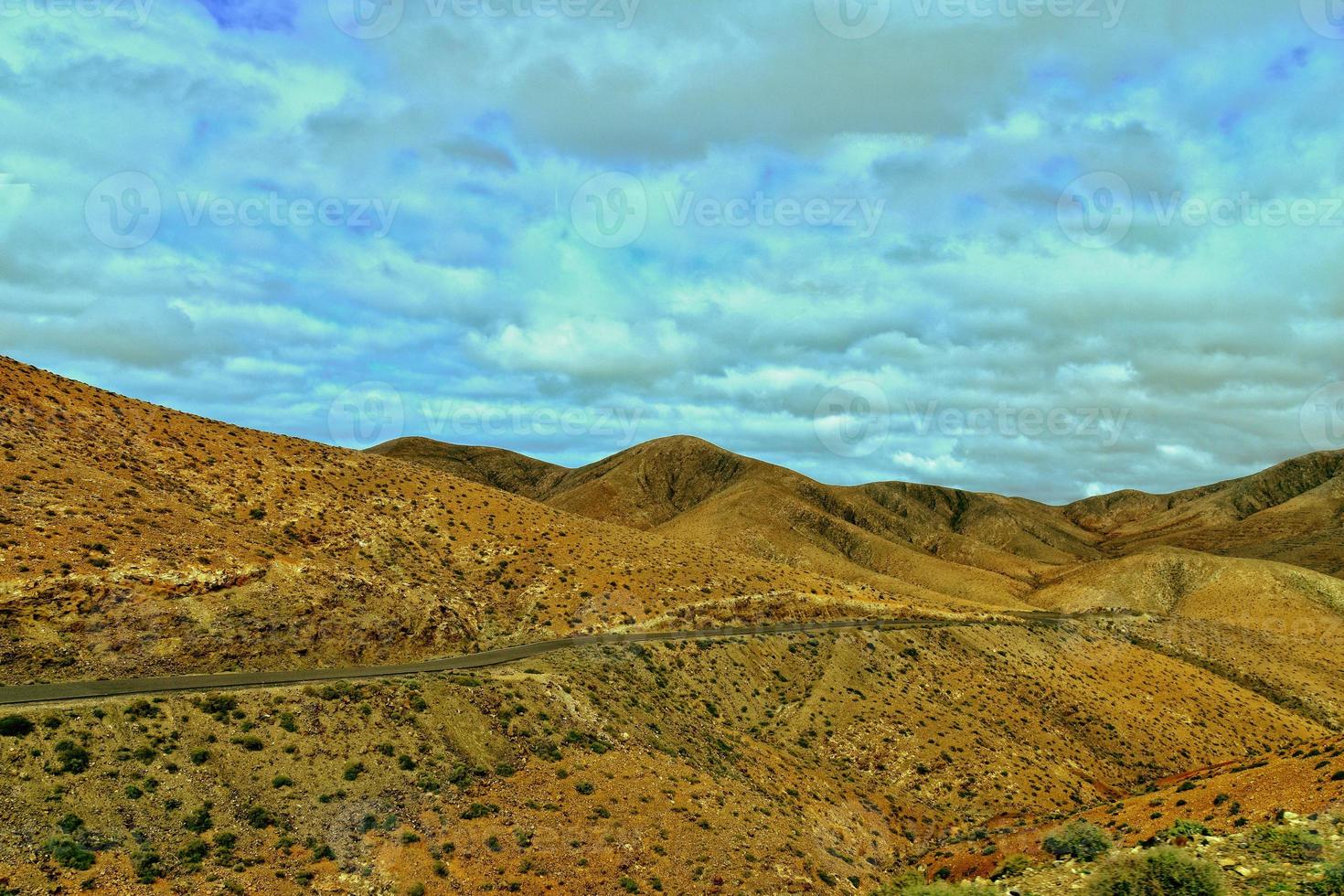 vide mystérieux montagneux paysage de le centre de le canari île Espagnol fuerteventura avec une nuageux ciel photo