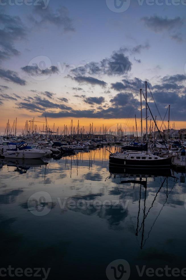 le coucher du soleil dans le Port de Alicante, Espagne avec yachts photo