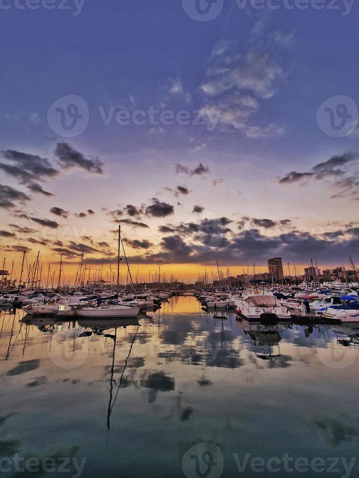 le coucher du soleil dans le Port de Alicante, Espagne avec yachts photo