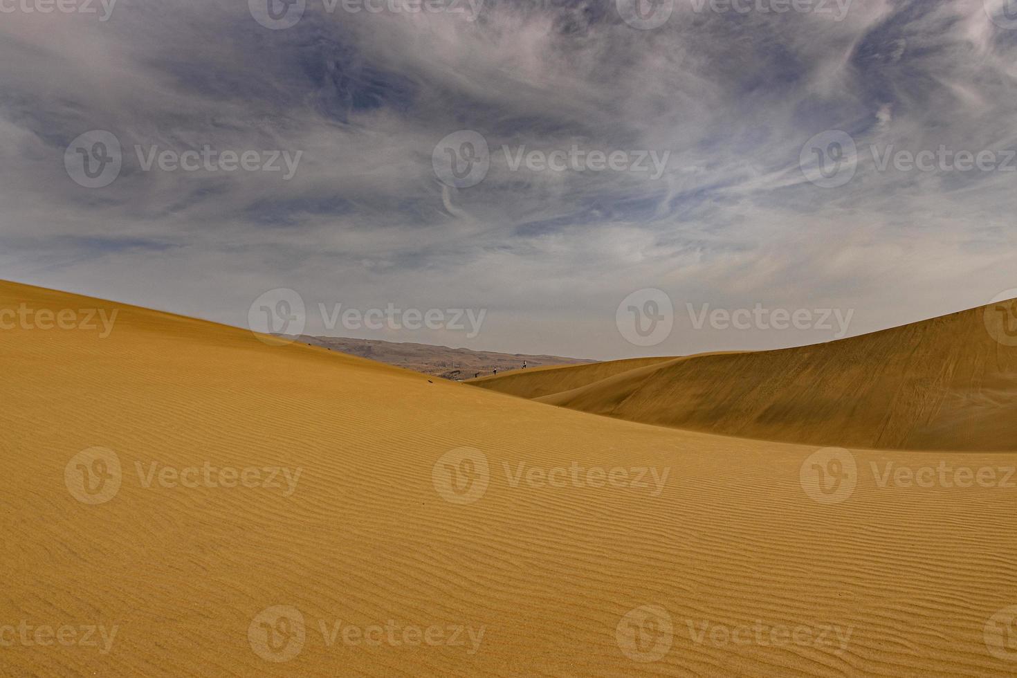 été désert paysage sur une chaud ensoleillé journée de maspalomas dunes sur le Espagnol île de gran Canaria photo