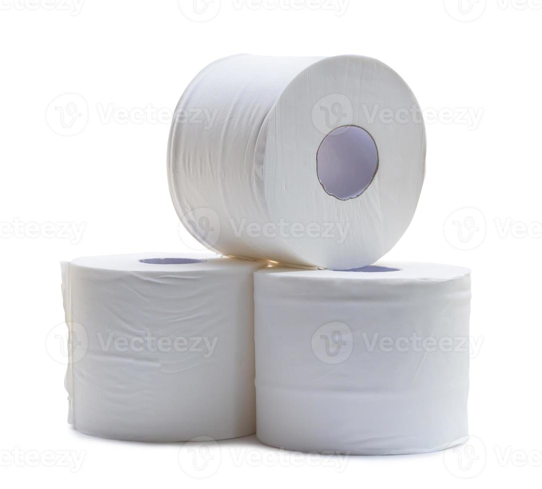 trois rouleaux de papier de soie blanc ou de serviette en pile préparés pour être utilisés dans les toilettes ou les toilettes isolés sur fond blanc avec un tracé de détourage photo